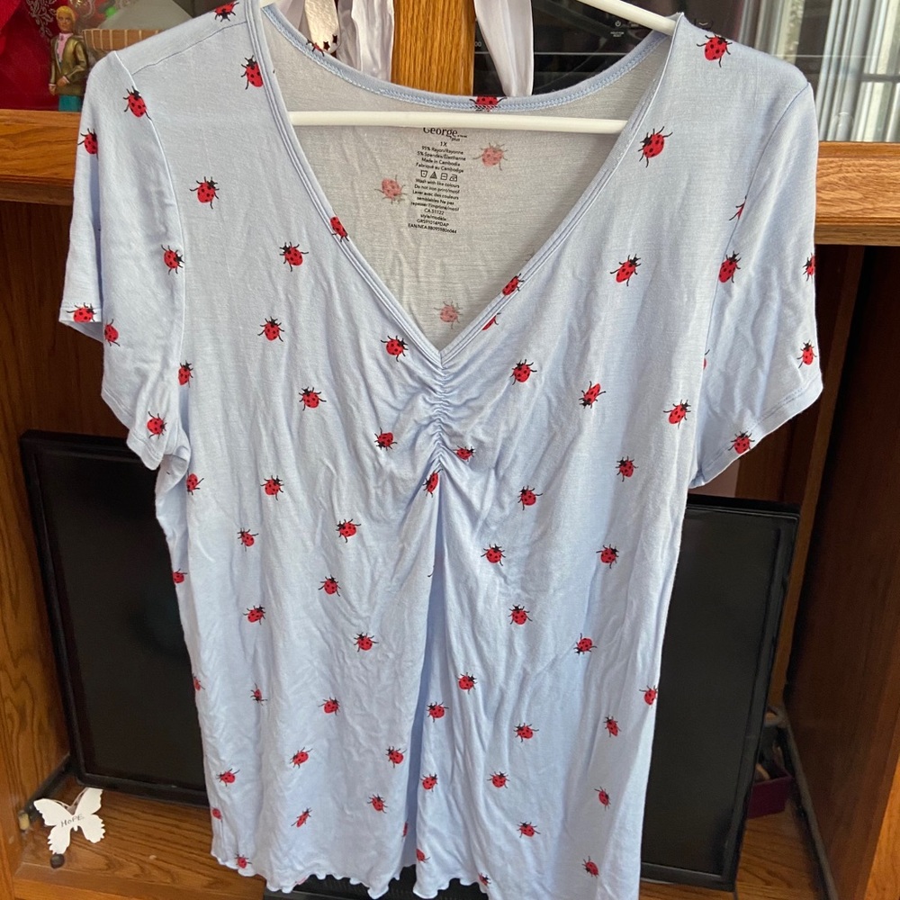 This is a George, 1x, short sleeve lady bug top.